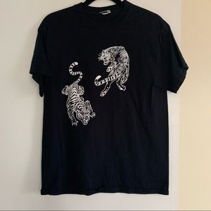 Black graphic T-shirt size L